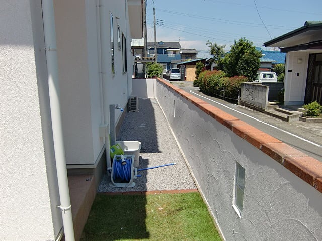 住宅まわり（内側）は防草シートをはりビリを敷きつめ、夏場は除草いらずに